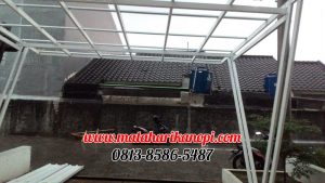 Hasil Pemasangan Kanopi Baja Ringan Atap Alderon Sunpanel Super Elegan Model Tiang V Spesial Plus Cat Putih di Perum Syamsa Naura Blok A10 Depok